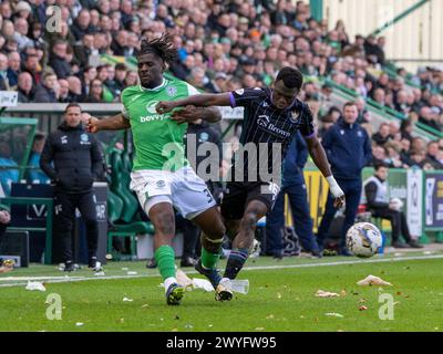 Édimbourg, Royaume-Uni. 06 avril 2024. Scottish Premiership - Hibernian FC v St Johnstone FC 06/04/2024 HibsÕ le défenseur belge Rocky Bushiri et l'attaquant de St Johnstone, Adama Sidibeh, s'affrontent pour le ballon alors que Hibernian affronte St Johnstone lors de la première équipe écossaise au stade Easter Road, Édimbourg, Royaume-Uni crédit : Ian Jacobs/Alamy Live News Banque D'Images