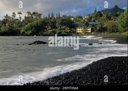 Maui, Hawaï, États-Unis - Hana Beach, Black Volcanic Sand, Pebbles, Hana Kai Maui Resort à l'arrière. Banque D'Images