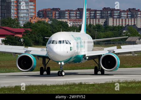 Flynas Airbus A320 NEO de la compagnie aérienne saoudienne après avoir atterri à Lviv Banque D'Images