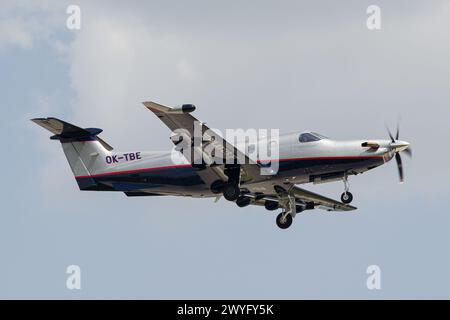 Avion privé Pilatus PC-12 décollant de Lviv Banque D'Images
