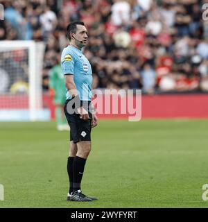 Eindhoven, pays-Bas. 06 avril 2024. EINDHOVEN, 06-04-2024, Philips Stadium, football néerlandais Eredivisie saison 2023/2024, match PSV - AZ, arbitre Dennis Higler crédit : Pro Shots/Alamy Live News Banque D'Images