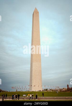 Washington DC – États-Unis – 22 mars 2024 Washington Monument est un obélisque en marbre de style égyptien situé sur le National Mall à Washington. 50 drapeaux américains volent Banque D'Images