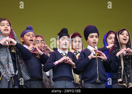 Londres, Royaume-Uni, 6 avril 2024. Un programme complet de traditions sikhs a diverti les foules à Trafalgar Square pour le festival Vaisakhi. Il marque le premier jour du mois de Vaisakh et est traditionnellement célébré chaque année les 13 et 14 avril, pour la récolte de printemps au Pendjab et dans le nord de l'Inde. Crédit : Monica Wells/Alamy Live News Banque D'Images