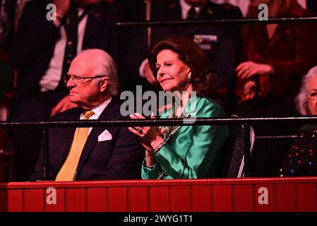 Stockholm, Suède. 06 avril 2024. Le roi Carl Gustaf et la reine Silvia dans le public lors de l'hommage de SVT à Abba au Cirkus à Stockholm. Le samedi 6 avril marque les 50 ans depuis qu’ABBA a remporté le concours Eurovision de la chanson avec la chanson Waterloo. vendredi 6 avril 2024Photos : Magnus Lejhall/TT/Code 10658 crédit : TT News Agency/Alamy Live News Banque D'Images