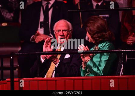 Stockholm, Suède. 06 avril 2024. Le roi Carl Gustaf et la reine Silvia dans le public lors de l'hommage de SVT à Abba au Cirkus à Stockholm. Le samedi 6 avril marque les 50 ans depuis qu’ABBA a remporté le concours Eurovision de la chanson avec la chanson Waterloo. vendredi 6 avril 2024Photos : Magnus Lejhall/TT/Code 10658 crédit : TT News Agency/Alamy Live News Banque D'Images