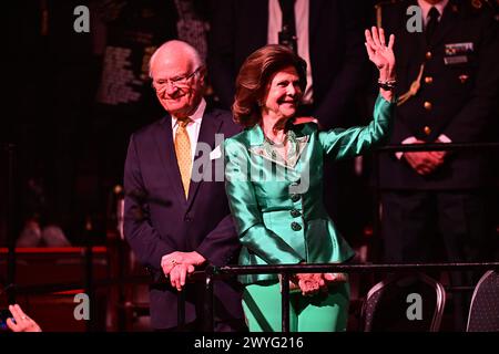 Stockholm, Suède. 06 avril 2024. Le roi Carl Gustaf et la reine Silvia dans le public lors de l'hommage de SVT à Abba au Cirkus à Stockholm. Le samedi 6 avril marque les 50 ans depuis qu’ABBA a remporté le concours Eurovision de la chanson avec la chanson Waterloo. vendredi 6 avril 2024Photos : Magnus Lejhall/TT/Code 10658 crédit : TT News Agency/Alamy Live News Banque D'Images