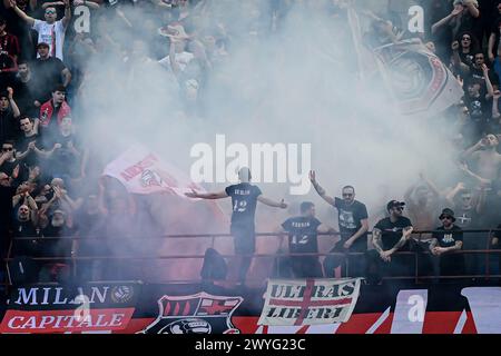 Les supporters de l'AC Milan encouragent leur équipe lors du match italien de Serie A fooball AC Milan vs Lecce au stade San Siro de Milan, Italie, le 6 avril 2024 crédit : Piero Cruciatti/Alamy Live News Banque D'Images
