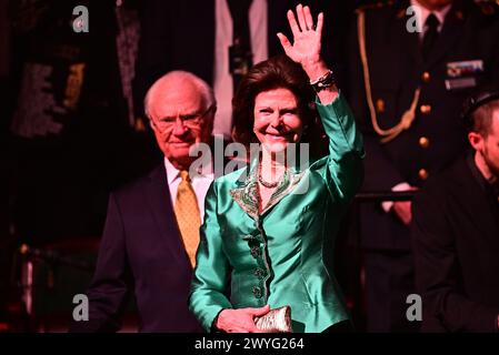 Stockholm, Suède. 06 avril 2024. Le roi Carl Gustaf et la reine Silvia dans le public lors de l'hommage de SVT à Abba au Cirkus à Stockholm. Le samedi 6 avril marque les 50 ans depuis qu’ABBA a remporté le concours Eurovision de la chanson avec la chanson Waterloo. vendredi 6 avril 2024Photos : Magnus Lejhall/TT/Code 10658 crédit : TT News Agency/Alamy Live News Banque D'Images