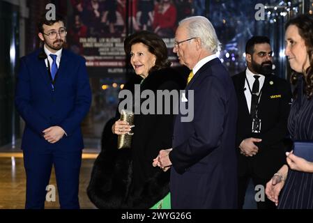 Stockholm, Suède. 06 avril 2024. Le roi Carl Gustaf et la reine Silvia arrivent à l'hommage rendu par SVT à Abba au Cirkus de Stockholm. Le samedi 6 avril marque les 50 ans depuis qu’ABBA a remporté le concours Eurovision de la chanson avec la chanson Waterloo. vendredi 6 avril 2024Photos : Magnus Lejhall/TT/Code 10658 crédit : TT News Agency/Alamy Live News Banque D'Images