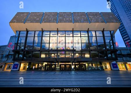 Le Gewandhaus et le Mendebrunnen à Leipzig, en Allemagne, la nuit Banque D'Images