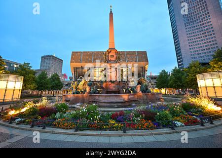 Le Gewandhaus et le Mendebrunnen à Leipzig, en Allemagne, la nuit Banque D'Images