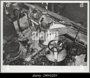Chargement de la chambre de diffusion avec de la pulpe de betterave sucrière dans l'usine de Brighton, Colorado 1937 Banque D'Images