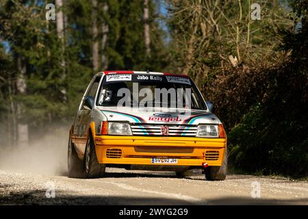 Wolfsberg, Autriche. 06 avril 2024. WOLFSBERG, AUTRICHE - 6 AVRIL : Kurt Jabornig d'Autriche et Sabine Pailer d'Autriche dans leur Peugeot 205 GTI lors du Lavanttal Rallye le 6 avril 2024 à Wolfsberg, Autriche.240406 SEPA 25 053 - 20240406 PD9969 crédit : APA-PictureDesk/Alamy Live News Banque D'Images