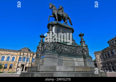 Dresde, Allemagne - 9 juillet 2023 : Opéra national (Semperoper) et statue du roi Johann sur la place Theaterplatz Banque D'Images