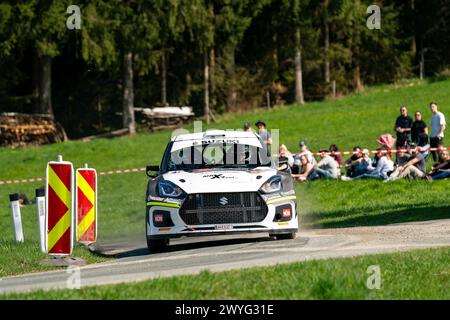 Wolfsberg, Autriche. 06 avril 2024. WOLFSBERG, AUTRICHE - 6 AVRIL : Christoph Zellhofer d'Autriche et André Kachel d'Autriche dans leur Suzuki Swift ZMX lors du Lavanttal Rallye le 6 avril 2024 à Wolfsberg, Autriche.240406 SEPA 25 047 - 20240406 PD9999 crédit : APA-PictureDesk/Alamy Live News Banque D'Images