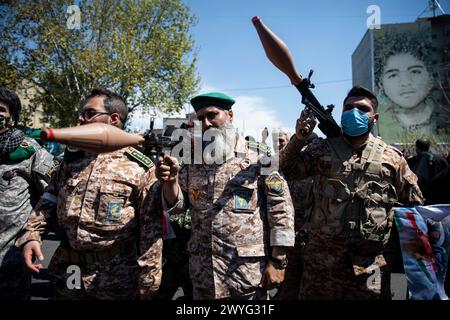 Téhéran, Téhéran, Iran. 5 avril 2024. Les membres du corps des gardiens de la révolution islamique détiennent des armes du RPG lors d'un rassemblement annuel pour marquer la Journée de Qods, ou Journée de Jérusalem, en soutien aux Palestiniens, à Téhéran. Lors du rassemblement à Téhéran, des milliers de personnes ont assisté à un cortège funèbre pour les sept membres de la Garde révolutionnaire tués dans une frappe aérienne largement attribuée à Israël qui a détruit lundi le consulat iranien dans la capitale syrienne. (Crédit image : © Sobhan Farajvan/Pacific Press via ZUMA Press Wire) USAGE ÉDITORIAL SEULEMENT! Non destiné à UN USAGE commercial ! Banque D'Images