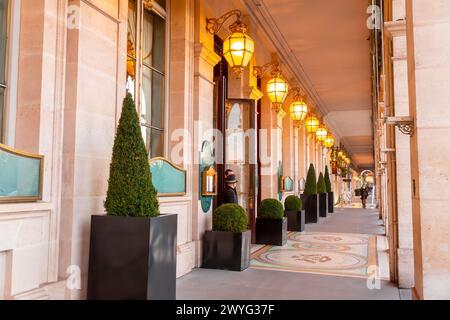 Paris, France - 20 JANVIER 2022 : la rue de Rivoli est une rue du centre de Paris, en France. C'est une rue commerciale dont les magasins incluent la principale à la mode br Banque D'Images