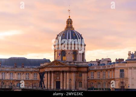 Paris, France - 20 janvier 2022 : vue extérieure de l'Académie française des sciences ou de l'Institut français le long de la rivière sein e, Paris, France. Banque D'Images