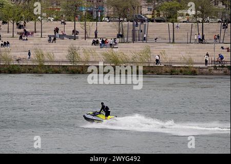 Lyon, France. 06 avril 2024. © PHOTOPQR/LE PROGRES/Maxime JEGAT - Lyon 06/04/2024 - ambiance printanière à Lyon le 6 avril 2024 -Jet ski sur le Rhône dans une ambiance printanière à Lyon. Lyon, France, 6 avril 2024 se sent comme un été crédit : MAXPPP/Alamy Live News Banque D'Images