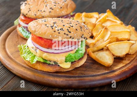 Deux hamburgers faits maison servis avec des sauterelles de pommes de terre Banque D'Images