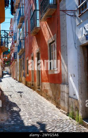 Rue pavée étroite dans le vieux Lisbonne, Rua do Sprito Santo, Portugal Banque D'Images