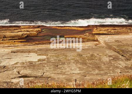 Vue vers le bas d'une haute falaise à la mer Atlantique et les rochers spectaculaires ci-dessous sur le Brough de Birsay, Orcades, Écosse Royaume-Uni Banque D'Images