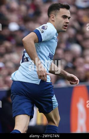 Birmingham, Royaume-Uni. 6 avril 2024. Sergio Reguilon de Brentford lors du match de premier League à Villa Park, Birmingham. Le crédit photo devrait se lire comme suit : Darren Staples/Sportimage crédit : Sportimage Ltd/Alamy Live News Banque D'Images
