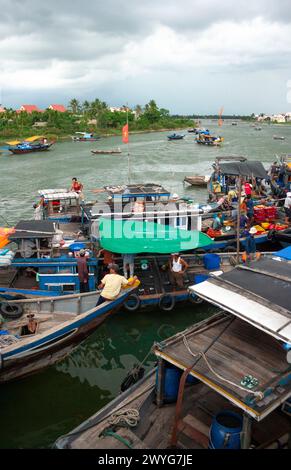 Pêcheurs et bateaux à Hoi an au Vietnam en Asie du Sud-est Banque D'Images