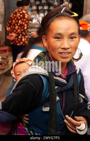 Portrait d'une mère et d'un bébé Hmong noirs à Sapa dans le nord du Vietnam en Asie du Sud-est Banque D'Images