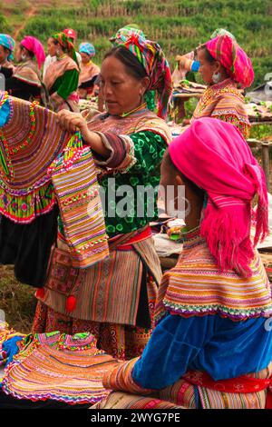 Fleurs des femmes Hmong au marché bac Ha dans les hautes terres montagneuses reculées du nord du Vietnam en Asie du Sud-est Banque D'Images