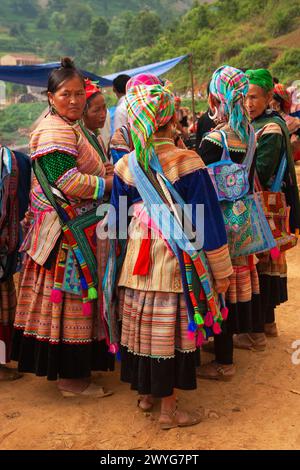 Fleurs des femmes Hmong au marché bac Ha dans les hautes terres montagneuses reculées du nord du Vietnam en Asie du Sud-est Banque D'Images