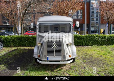 Silver Citroën H Van, modèle 1969 se dresse sur un bord de route, gros plan photo. Banque D'Images