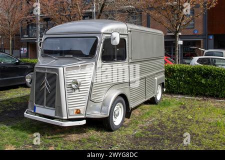 Silver Citroën H Van, modèle 1969 se dresse sur un bord de route, gros plan photo. Banque D'Images