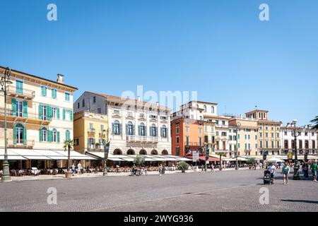 Vérone, Italie - 16 août 2023 : vue sur la Piazza delle Erbe avec des gens dînant à l'extérieur à Vérone, Italie Banque D'Images