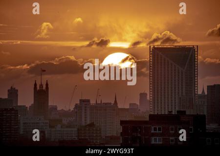 Londres, Royaume-Uni. 6 avril 2024. Météo britannique : la tempête Kathleen apporte un coucher de soleil spectaculaire et la lumière du soir sur les bâtiments de la ville se terminant par un samedi chaud. Crédit : Guy Corbishley/Alamy Live News Banque D'Images