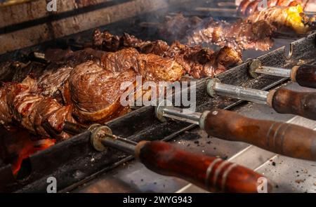 Côtes de bœuf brésiliennes grillées sur brochettes dans un steakhouse churrascaria au Brésil. Banque D'Images