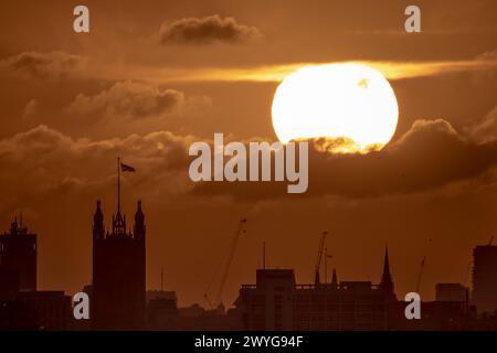 Londres, Royaume-Uni. 6 avril 2024. Météo britannique : la tempête Kathleen apporte un coucher de soleil spectaculaire et la lumière du soir sur les bâtiments de la ville se terminant par un samedi chaud. Crédit : Guy Corbishley/Alamy Live News Banque D'Images