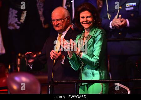 Stockholm, Suède. 06 avril 2024. Le roi Carl Gustaf et la reine Silvia dans le public lors de l'hommage de SVT à Abba au Cirkus à Stockholm. Le samedi 6 avril marque les 50 ans depuis qu’ABBA a remporté le concours Eurovision de la chanson avec la chanson Waterloo. vendredi 6 avril 2024Photos : Magnus Lejhall/TT/Code 10658 crédit : TT News Agency/Alamy Live News Banque D'Images