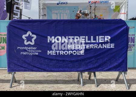 Montpellier, France. 6 avril 2024. Promenade du Peyrou, bannière Montpellier Méditerranée Métropole lors du Montpellier Run Festival. Rapport de crédit MPL/Alamy Live News Banque D'Images