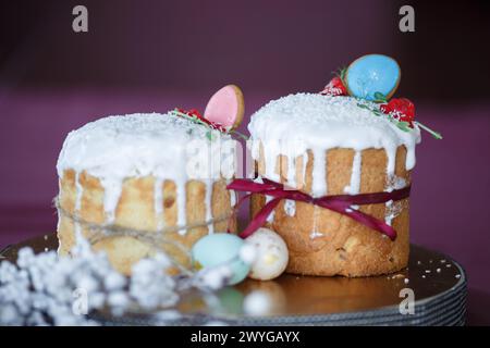 Deux gâteaux de Pâques et œufs colorés. Photo de haute qualité Banque D'Images