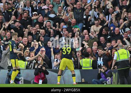 Londres, Reino Unido. 06 avril 2024. Londres, 6 avril 2024 : Bruno Guimaraes de Newcastle célèbre devant les fans de Newcastle lors du match de premier League entre Fulham et Newcastle United au Craven Cottage le 6 avril 2024 à Londres, en Angleterre. (Pedro Soares/SPP) crédit : Thamiris Souza/FotoArena/Alamy Live News Banque D'Images