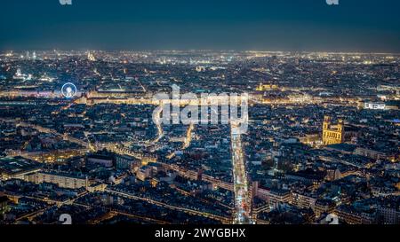 Un Paris nocturne vu avec la Tour Eiffel Banque D'Images