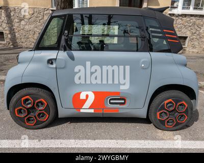 Italie - 05 avril 2024 : mini-voiture électrique Citroën ami du constructeur français Citroën Banque D'Images