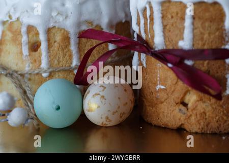 Deux gâteaux de Pâques et œufs colorés. Photo de haute qualité Banque D'Images