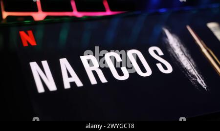 Viersen, Allemagne - 3 avril. 2024 : affiche de couverture Narcos de la série Netflix sur l'écran du smartphone sur le clavier de l'ordinateur Banque D'Images