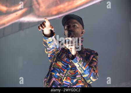 Samuel, pseudonyme de Samuel Umberto Romano, voix principale de Subsonica, chante sur scène lors de la tournée Subsonica 2024 à PalaUnical le 3 avril 2024 à ma Banque D'Images