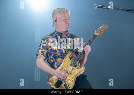 Max Casacci de Subsonica joue de la guitare lors de la tournée Subsonica 2024 au PalaUnical le 3 avril 2024 à Mantoue, en Italie. Banque D'Images