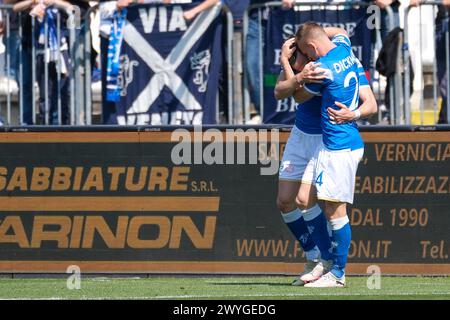 Exultation de Gabriele Moncini de Brescia Calcio FC et Lorenzo Maria Dickmann de Brescia Calcio FC lors du championnat italien de Serie B. Banque D'Images