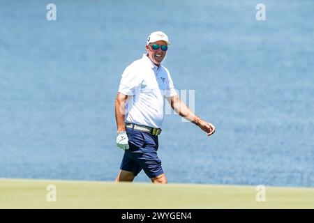 Doral, Floride, États-Unis. 6 avril 2024. Phil Mickelson des HyFlyers approche le 16e green lors de la deuxième manche du LIV Golf Miami au Trump National Doral. (Crédit image : © Debby Wong/ZUMA Press Wire) USAGE ÉDITORIAL SEULEMENT! Non destiné à UN USAGE commercial ! Banque D'Images