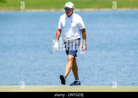 Doral, Floride, États-Unis. 6 avril 2024. Phil Mickelson des HyFlyers approche le 16e green lors de la deuxième manche du LIV Golf Miami au Trump National Doral. (Crédit image : © Debby Wong/ZUMA Press Wire) USAGE ÉDITORIAL SEULEMENT! Non destiné à UN USAGE commercial ! Banque D'Images